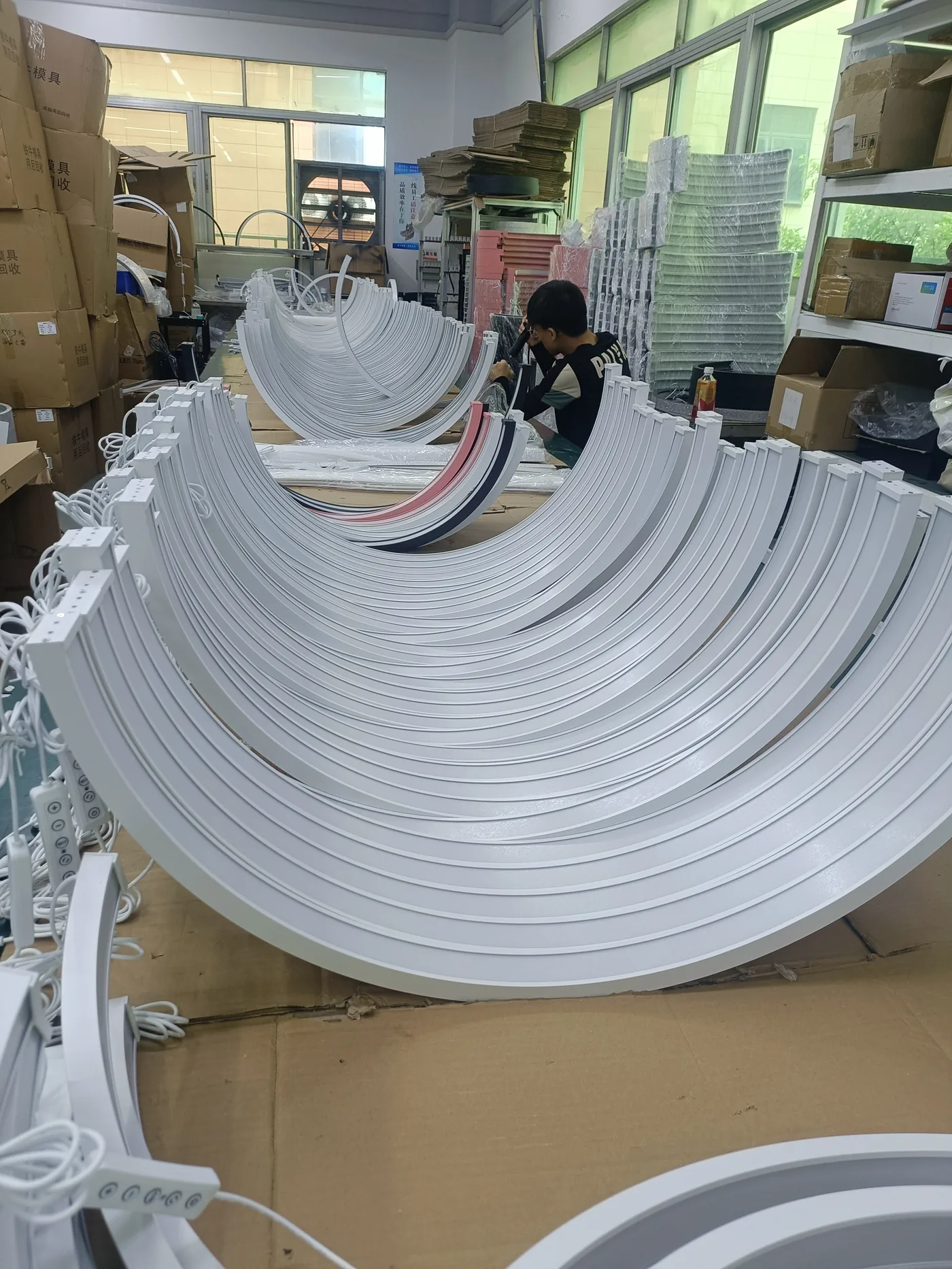 Curved lamp housings in production