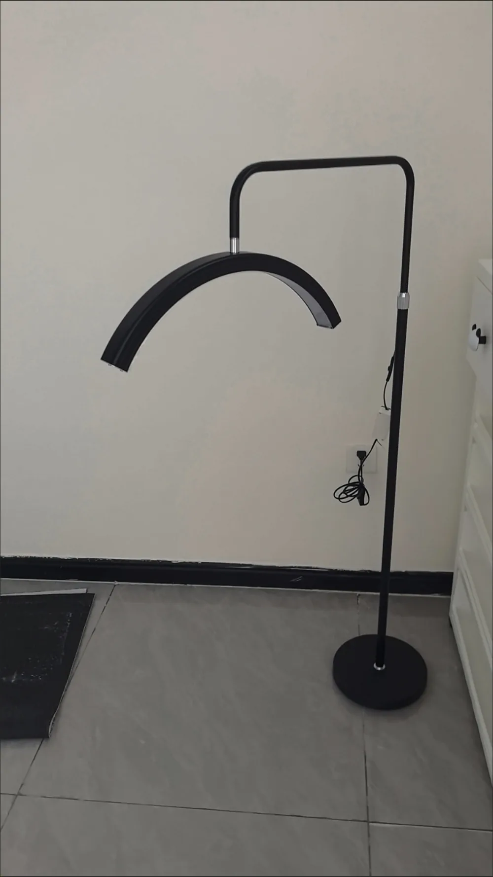 Floor-standing beauty lamp in black, side view